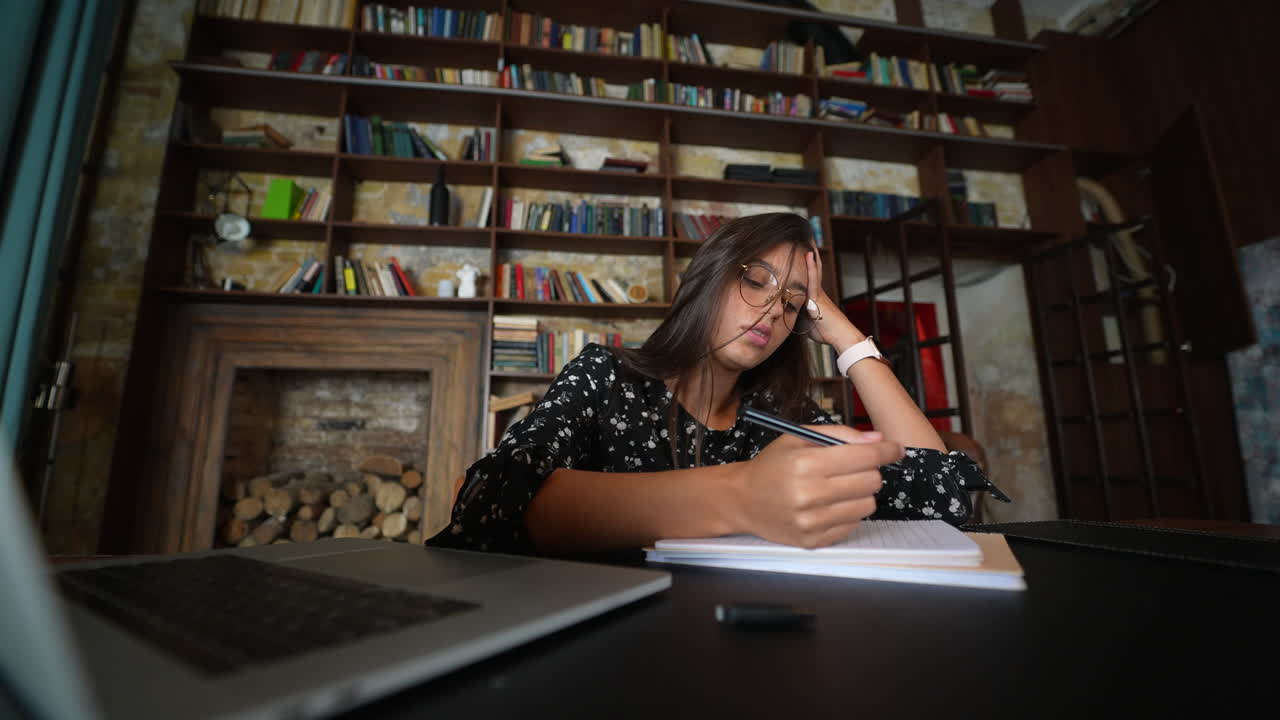 estudiante que trabaja en casa o en una biblioteca