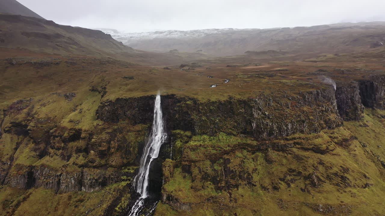 vuelo de drones hacia la cascada en un día ventoso de invierno