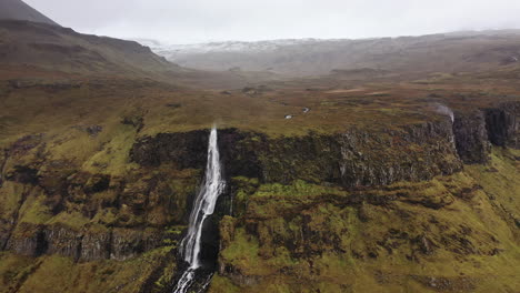 Drohnenflug-Zum-Wasserfall-An-Einem-Windigen-Wintertag