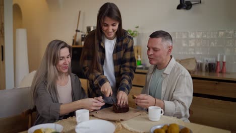 familia disfrutando de una comida juntos