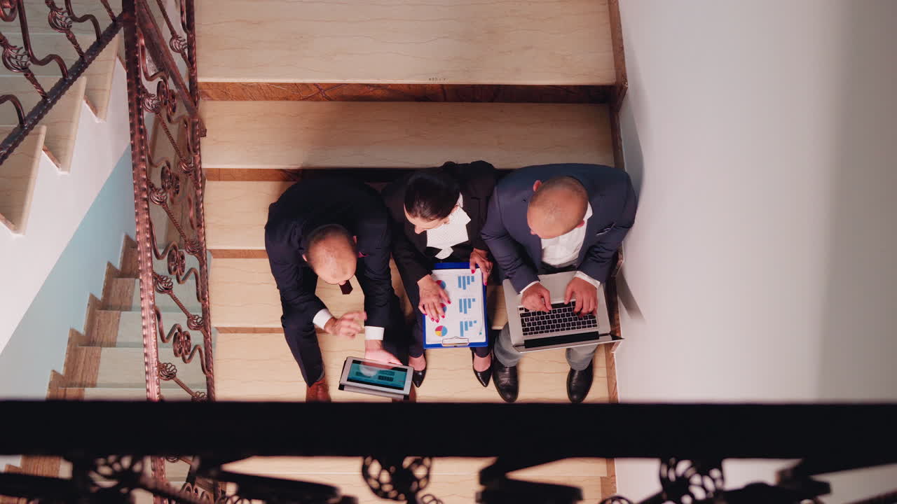 업무 계획을 세우는 비즈니스 파트너의 위쪽 시각