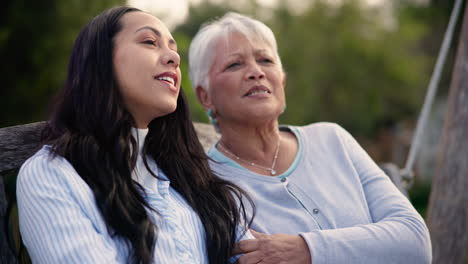 Parque,-Conversación-Y-Mujer-Con-Madre-Mayor