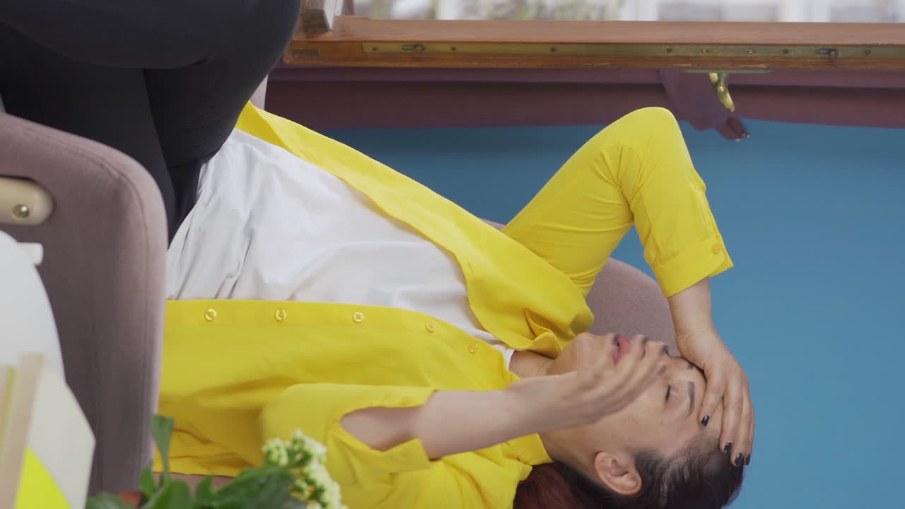 여성의 수직 비디오는 좌절합니다. 짜증납니다.