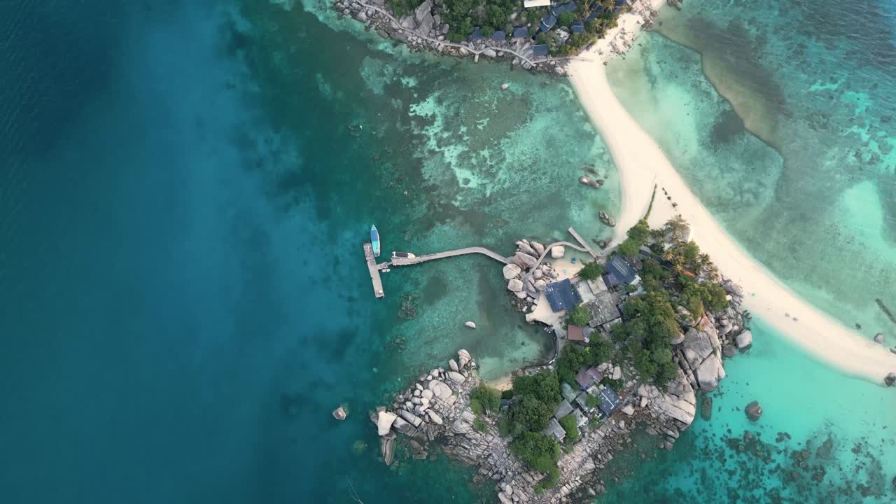 드론은  유안 섬의 푸른 바다 물을 따라  모래 길을 따라 내려갑니다.