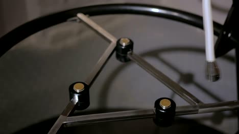 magnetic pendulum moves between three magnets