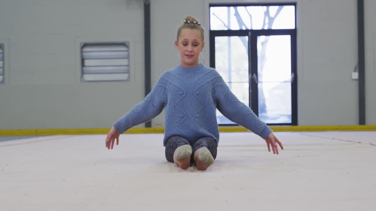 gimnasta adolescente actuando en el salón de deportes