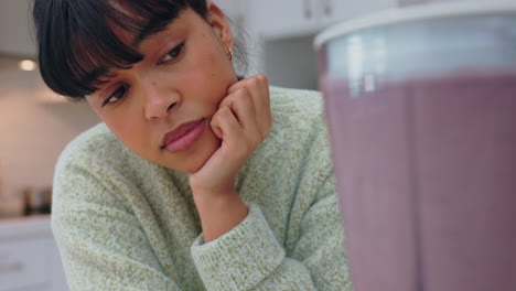 mezclador, cocina y mujer esperando un batido para