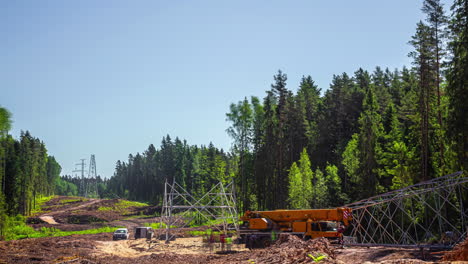 una grúa levanta la parte superior de un pilón de torre de línea eléctrica en su lugar - lapso de tiempo
