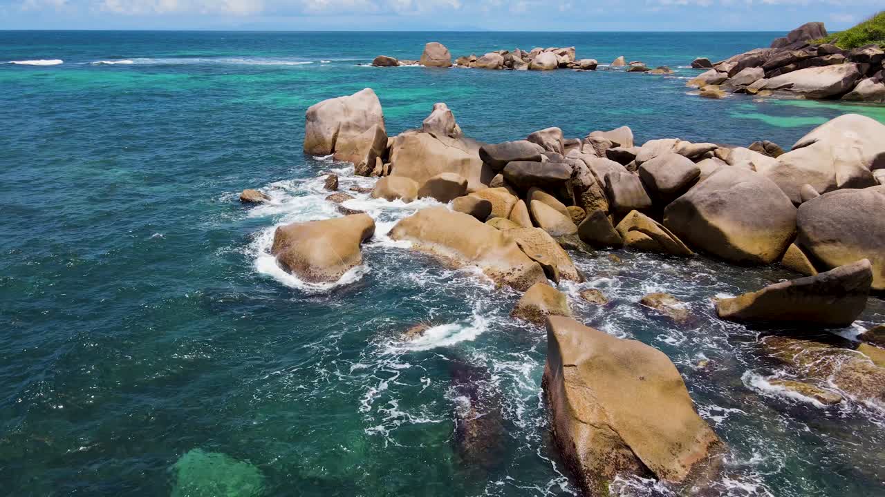 Seychelles La Digue Rochers Drone Aérien3.mp4