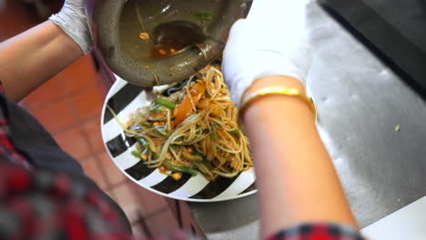 El-Personal-De-La-Cocina-Del-Restaurante-Prepara-Fideos-De-Frijoles-Salteados-Salteados-Con-Verduras,-De-Cerca-Sobre-El-Hombro-A-Cámara-Lenta-4k