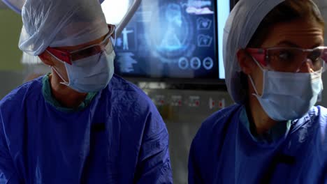 surgeons performing operation 4k