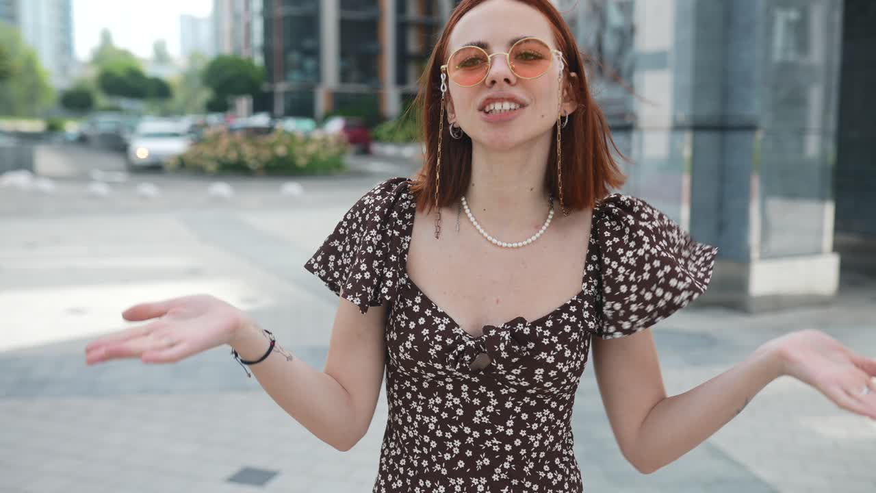 mujer joven en un vestido floral en un entorno urbano