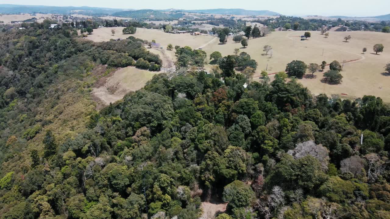 오스트레일리아 의 울창 한 숲 산 과 청소 된 땅 의 대조 를 보여 주는 무인 항공기