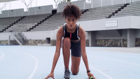 mujer preparándose para una carrera