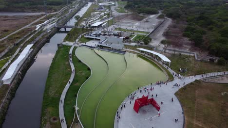 Toma-Aérea-En-La-Ciudad-De-Pingtung,-Taiwán.