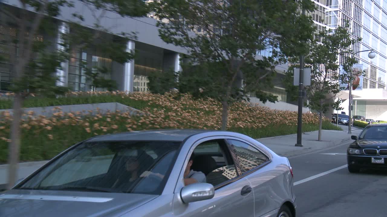 각도 3에서 후면 창을 통해 볼 때 자동차 세기 도시 로스 앤젤레스에서 거리를 따라 여행