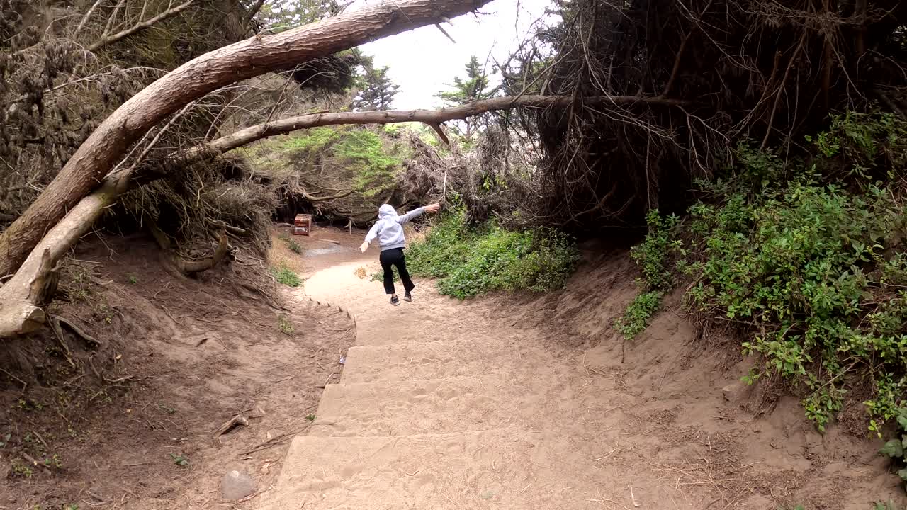 검역 후 야외 활동에 매우 흥분한 소년