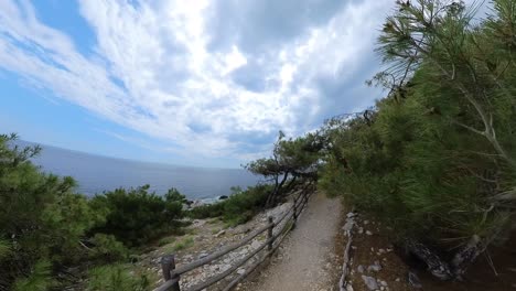 Paseo-Lento-A-Lo-Largo-De-La-Costa-En-El-Sitio-Arqueológico-De-Aliki,-Mármol-Blanco,-Cielo-Azul,-Camino-Rocoso,-Isla-De-Thassos,-Grecia,-Europa