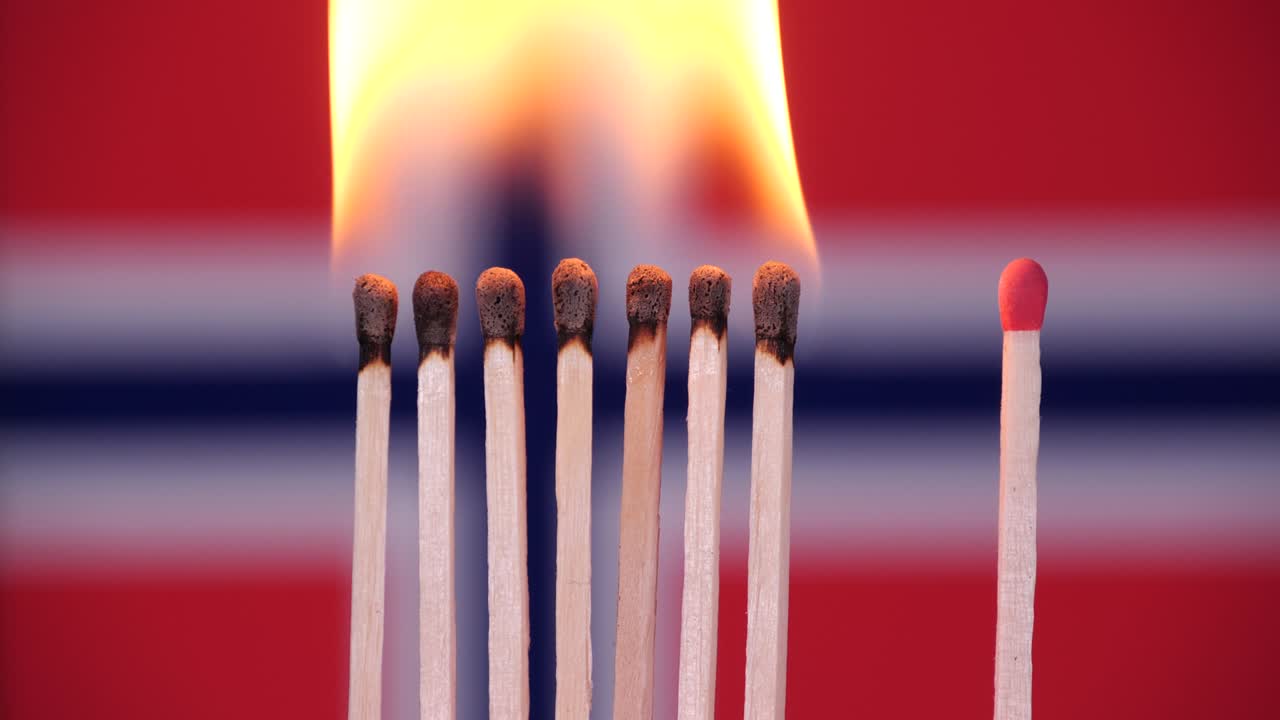 brote de coronavirus, distanciamiento social en noruega. concepto: propagación de la epidemia, efecto dominó, covid-19, fósforos quemados aislados, detener la propagación del virus, mantener la cuarentena, bloqueo