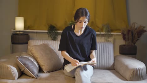 la joven cobarde que piensa que oye una voz mientras lee un libro.