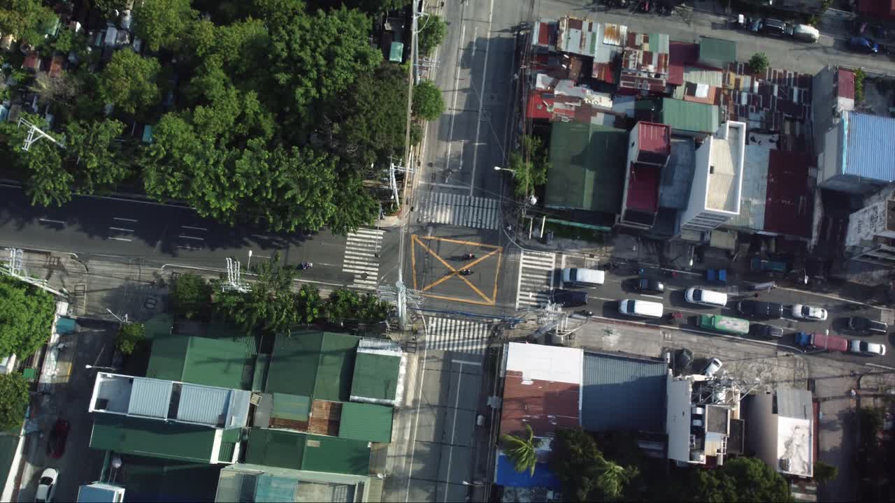필리핀 의 도로 가 묘지 와 집  ⁇  에서 지나가는 자동차 들 과 함께 건너가는 드론  ⁇