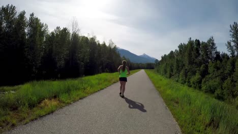 mujer en forma haciendo ejercicio de estiramiento en la carretera 4k