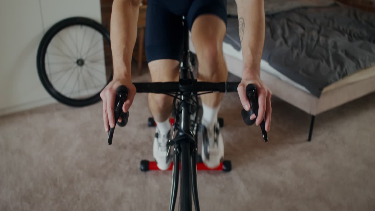 hombre entrenamiento de ciclismo en interiores