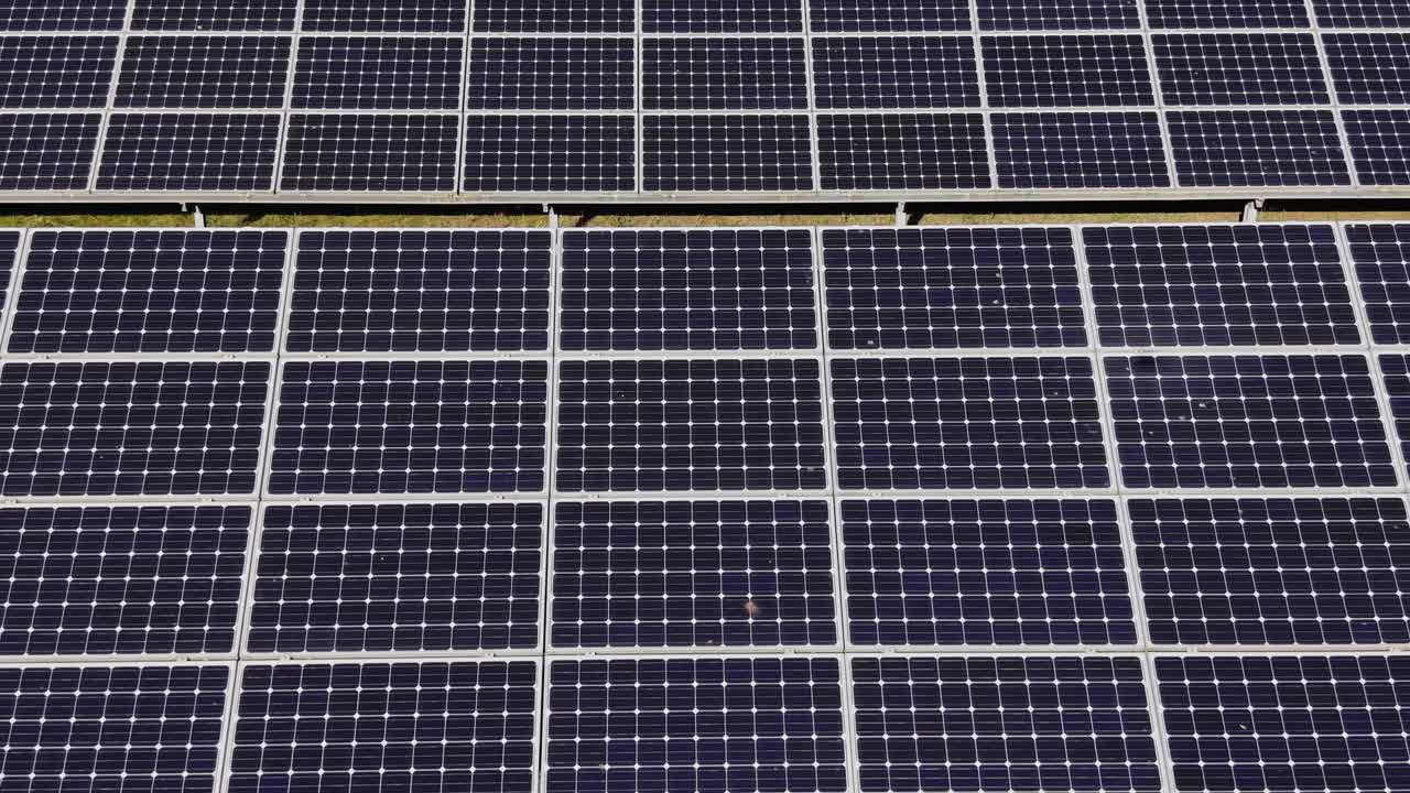 I pannelli solari coprono una vasta area in un progetto di energia rinnovabile
