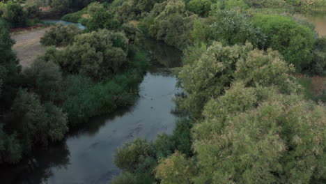 España---Río-En-El-Desierto-Con-Telón-De-Fondo-Escénico-En-El-Campo-De-Madrid,-Inclinación-Aérea-Hacia-Abajo