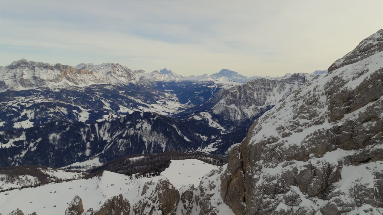 tomada aérea de un avión no tripulado de una idílica cordillera nevada en sass de putia, italia