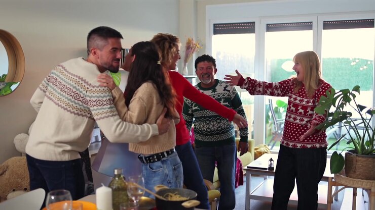 Famiglia che si Saluta e si Scambia Regali a Casa Durante il Natale