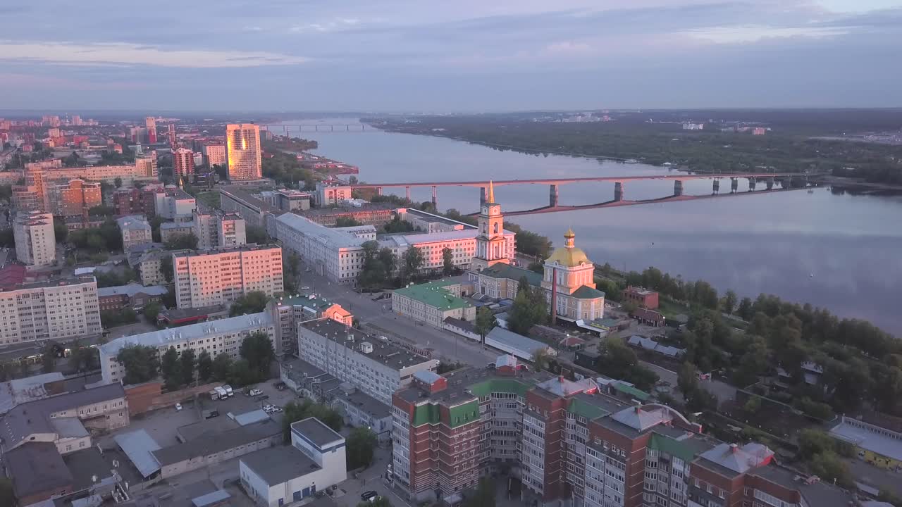 Vista Aérea da Paisagem Urbana de Yaroslavl ao Nascer/Pôr do Sol