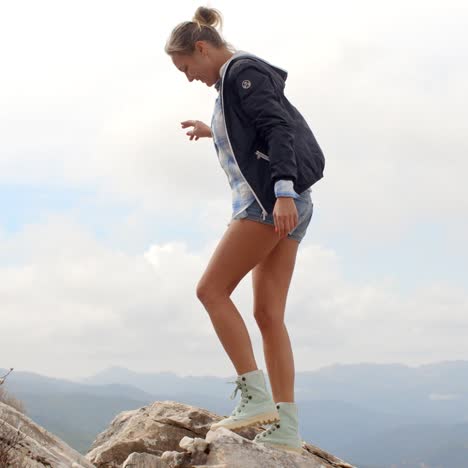 Sportliche-Frau,-Die-Auf-Felsen-Steht-Standing