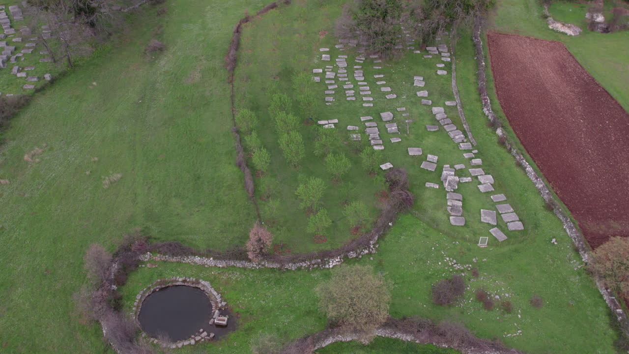 vista aérea del cementerio de la vieja lápida medieval stecak
