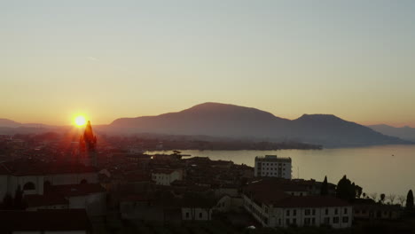 arial tomó la puesta de sol del lago iseo en invierno filmado en dji mavic pro 2 10 bit - 4:2:2