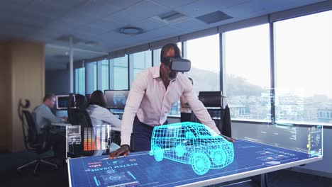 animación de un hombre de negocios con un auricular vr con un plan 3d en una mesa