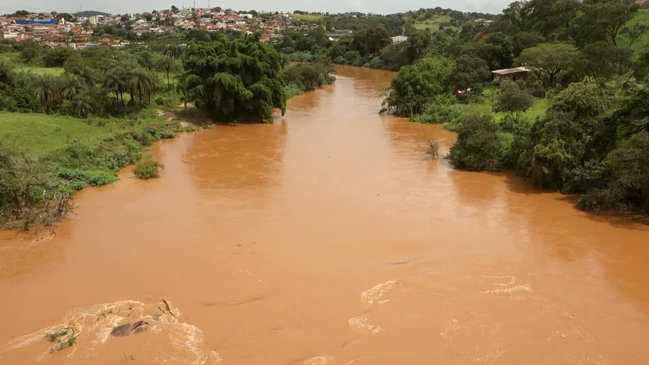 río paraopeba desbordado después de las lluvias de verano en brumadinho, minas gerais, brasil