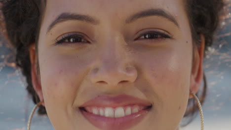 retrato de una hermosa mujer de raza mixta sonriendo en la escena urbana de la ciudad