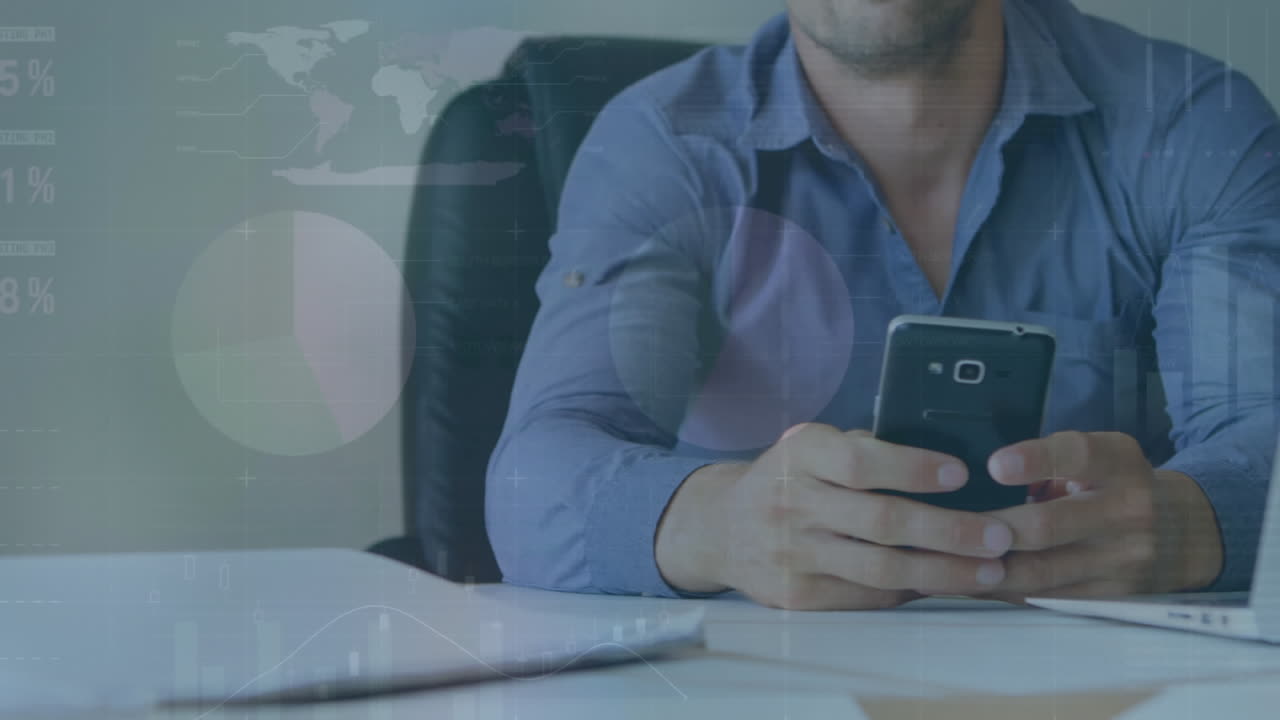 animación de la interfaz infográfica sobre el hombre caucásico sonriente usando el teléfono móvil en la oficina