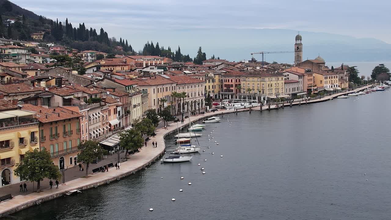 Scopri la bellezza dei paesi lacustri nella regione delle Alpi italiane