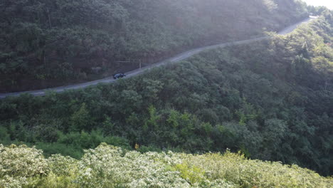 산에서 운전하는 suv