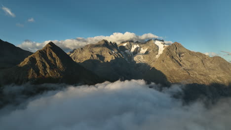 Descubriendo-Un-Pueblo-En-Un-Banco-Del-Valle-De-Los-Alpes-Franceses-En-La-Cima-De-Una-Montaña