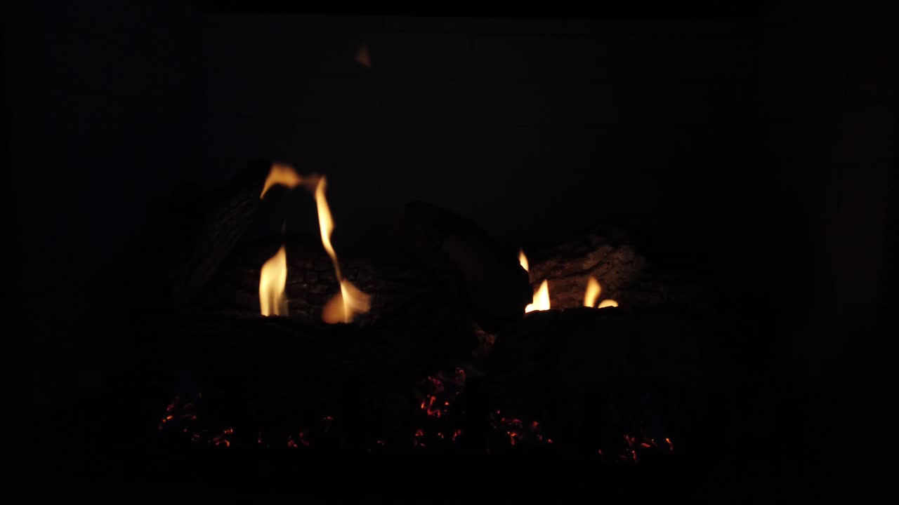 este es un video de una chimenea de gas con fuego ardiendo en ella