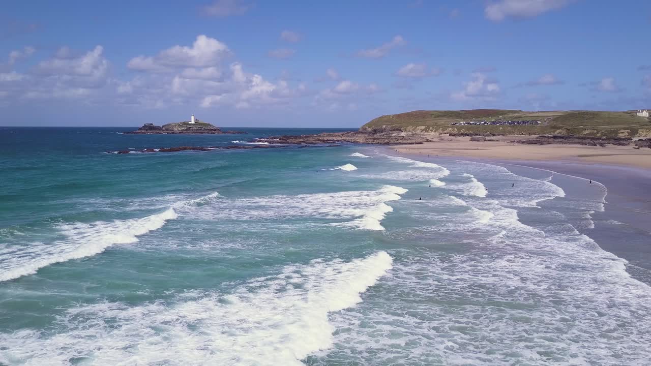 İngiltere, Cornwall'daki Godrevy Plajı'nın kıyısına çarpan köpüklü deniz dalgaları - havadan drone çekimi.