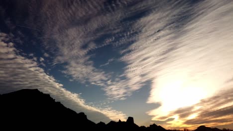 video de movimiento de lapso de tiempo de nubes de profunda textura sobre un sol poniente en un desierto de arizona