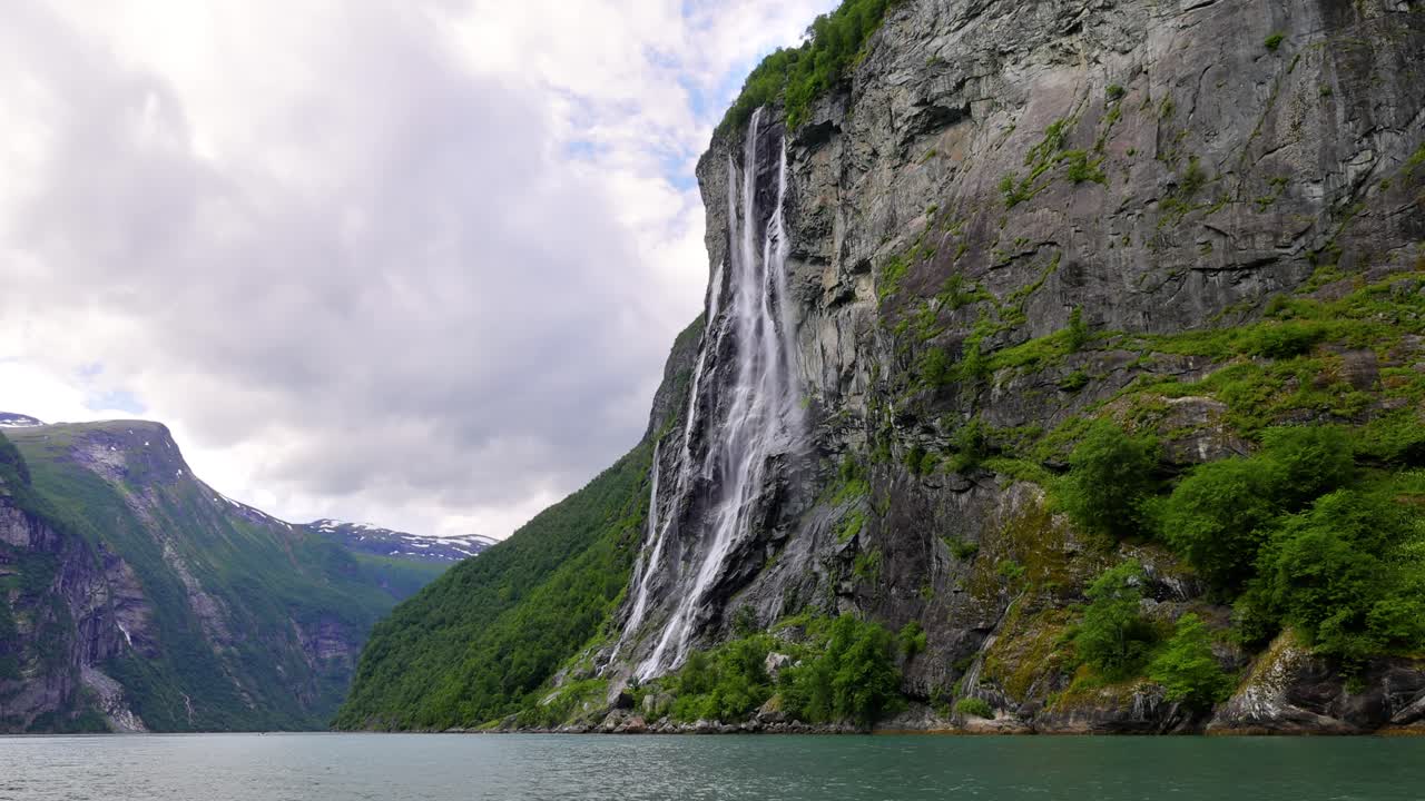 el fiordo de geiranger, la cascada de las siete hermanas, la hermosa naturaleza, el paisaje natural de noruega.