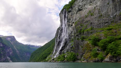 Fiordo-De-Geiranger,-Cascada-Siete-Hermanas.-Hermosa-Naturaleza-Paisaje-Natural-De-Noruega.