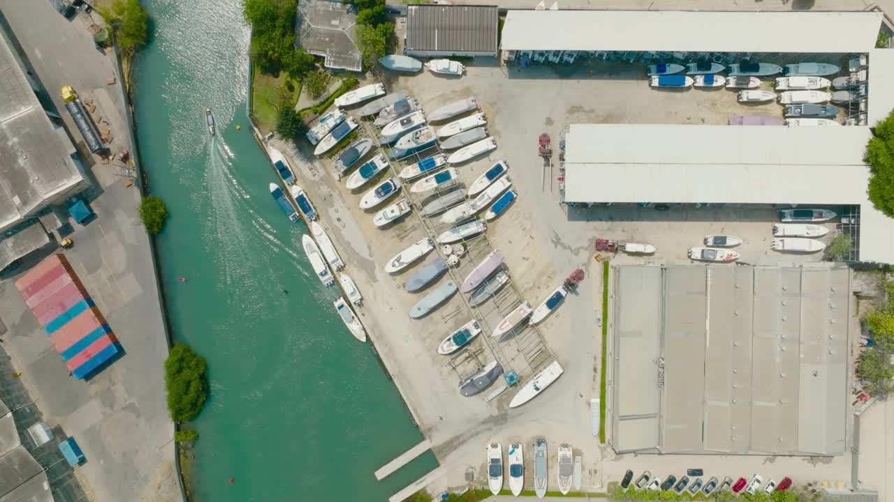 toma aérea de arriba hacia abajo de un estacionamiento de barcos, puerto deportivo, cartagena, colombia