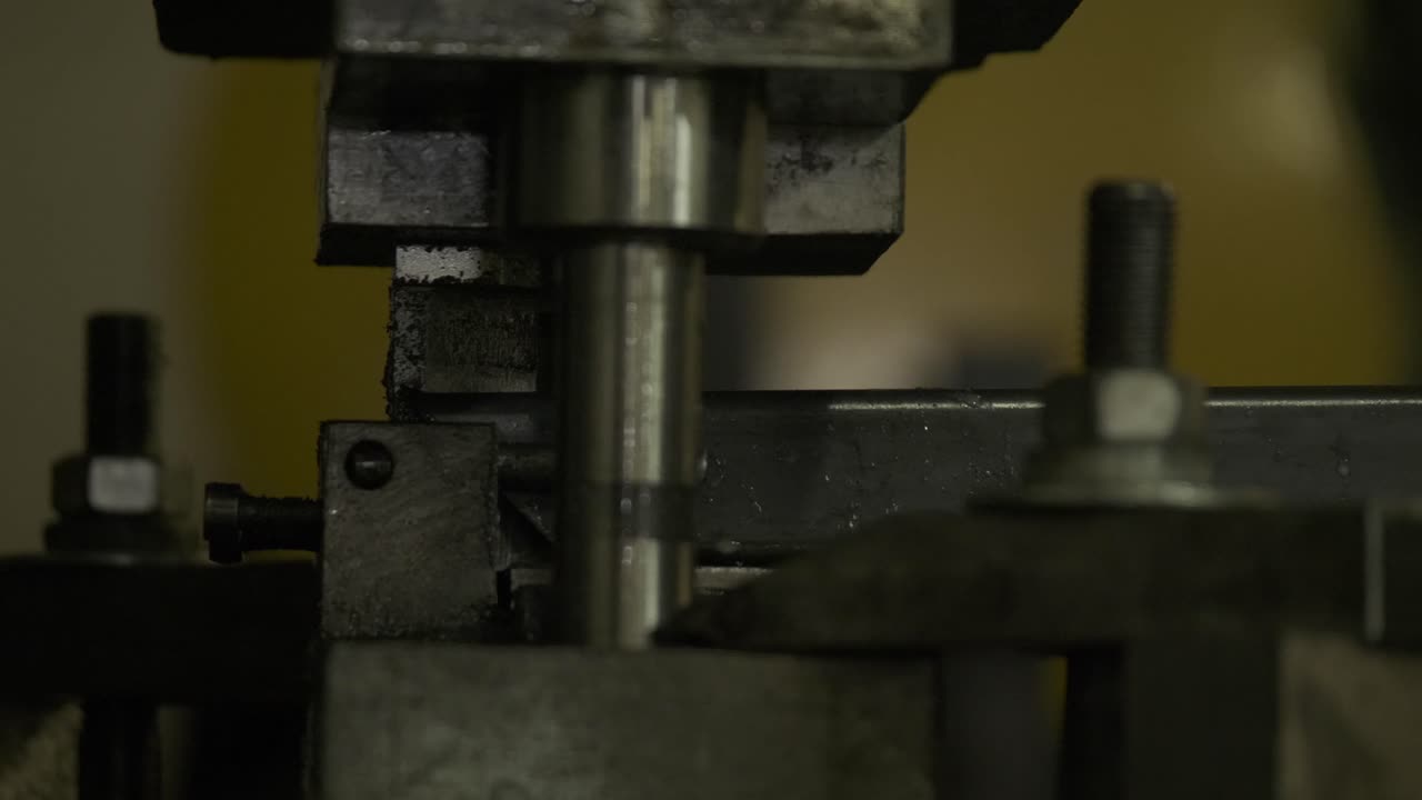 La maestria del metallo si rivela: Macchina da taglio metalli di precisione, una sinfonia di efficienza in un dinamico spezzone di filmato stock.