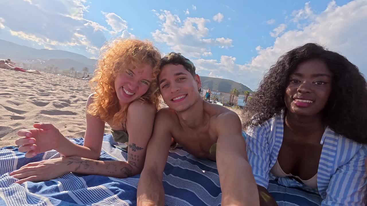 Amigos divirtiéndose en la playa.